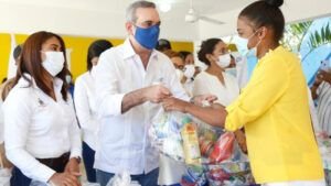 Abinader anuncia 1,600 viviendas y entrega centro de aislamiento Covid-19