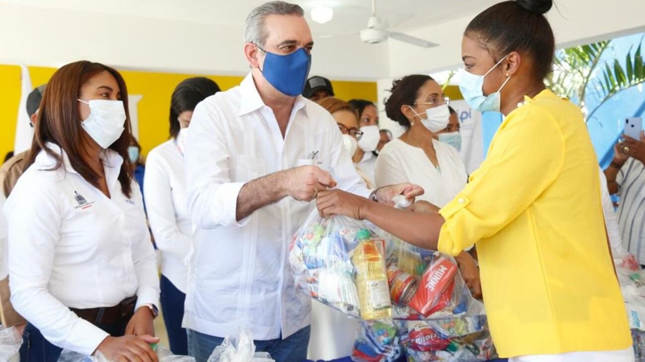 Abinader anuncia 1,600 viviendas y entrega centro de aislamiento Covid-19