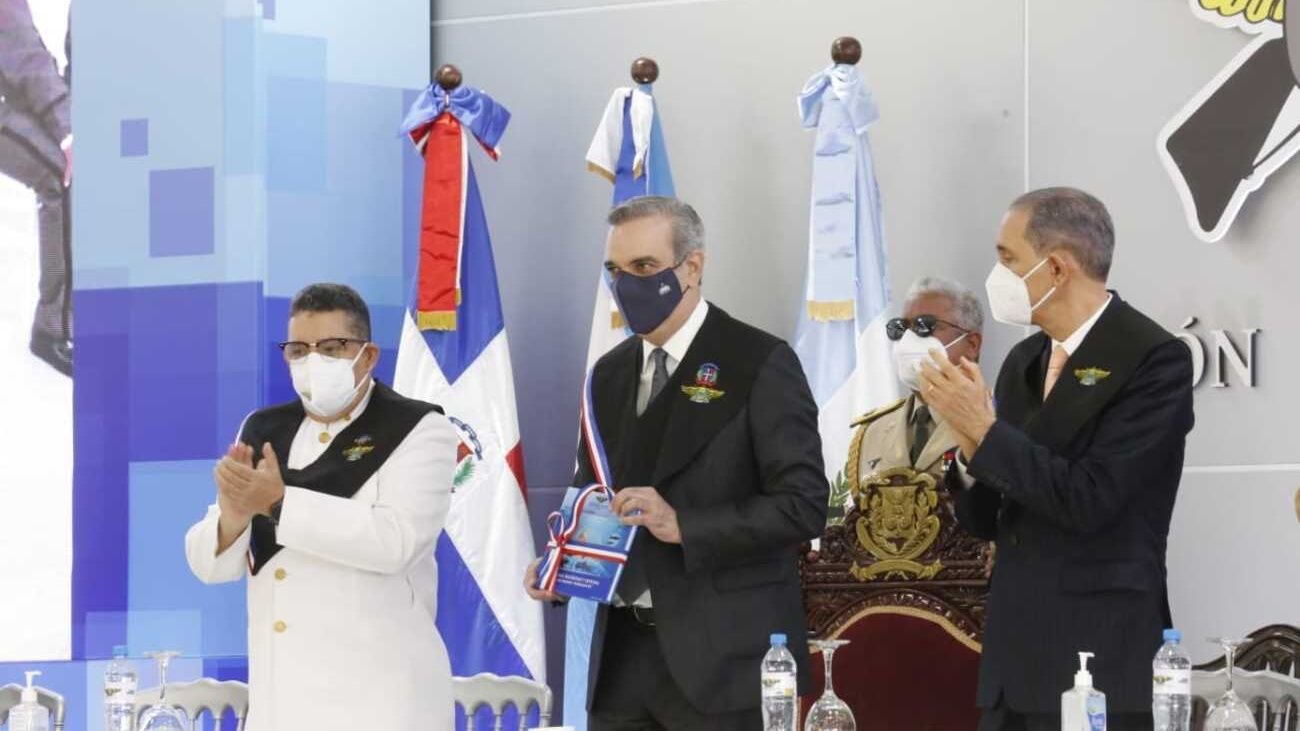 Abinader encabeza investidura de más de 2,400 nuevos profesionales militares