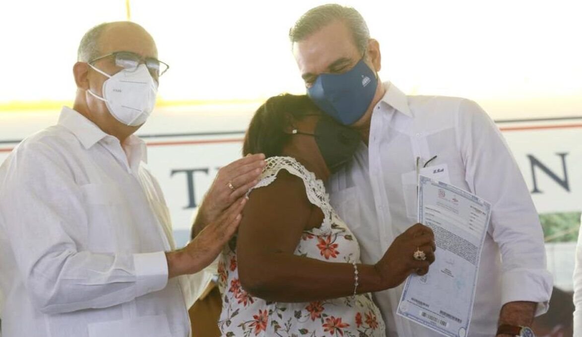 Abinader entrega más de 2,500 títulos definitivos a parceleros de Reforma Agraria en Azua