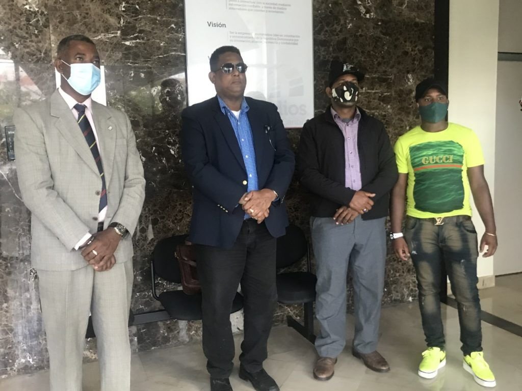 Adopumuco rueda de prensa Hijo de Euclides Gutiérrez es coordinador de academia acusada de falsificar firma de Abinader