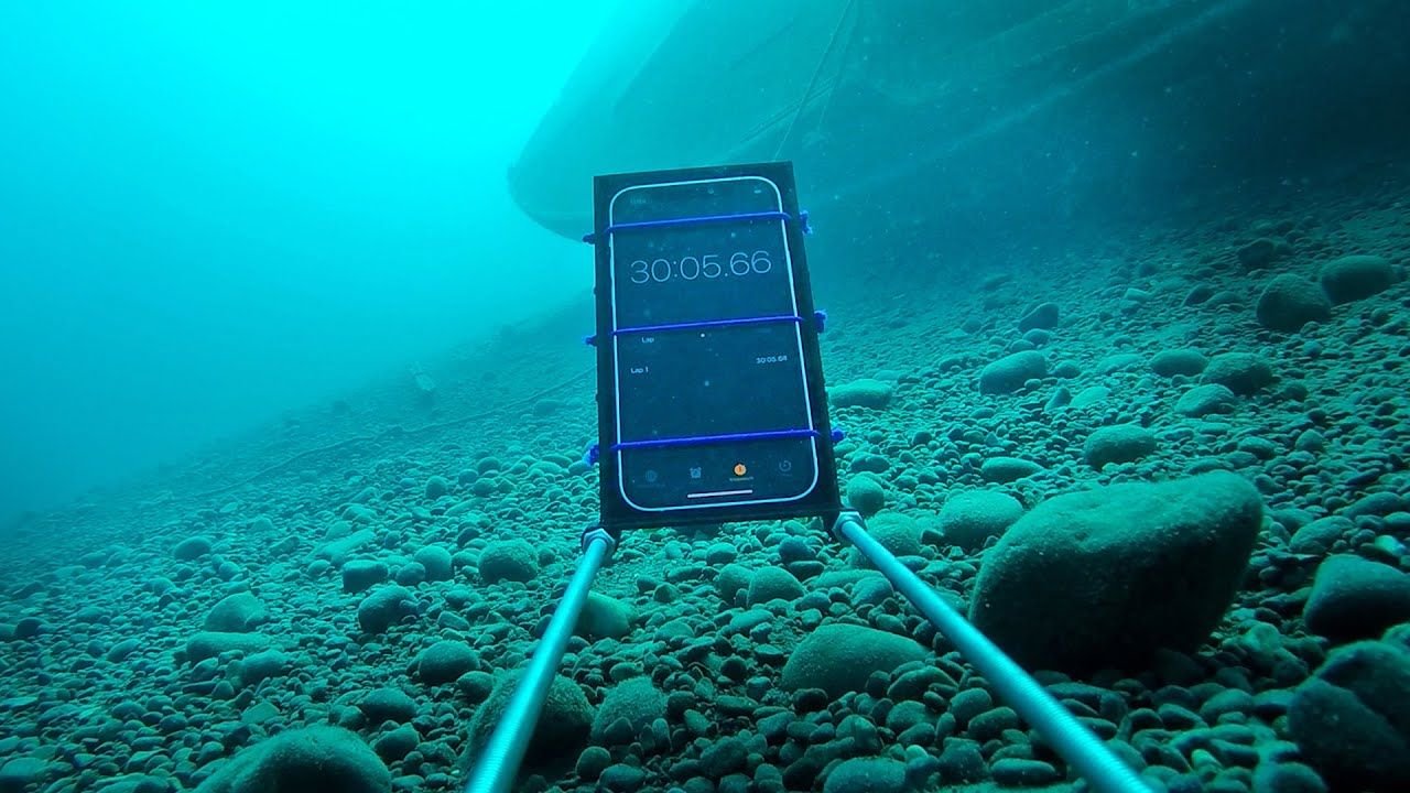 Así resiste el iPhone 12 a un test de submarinismo