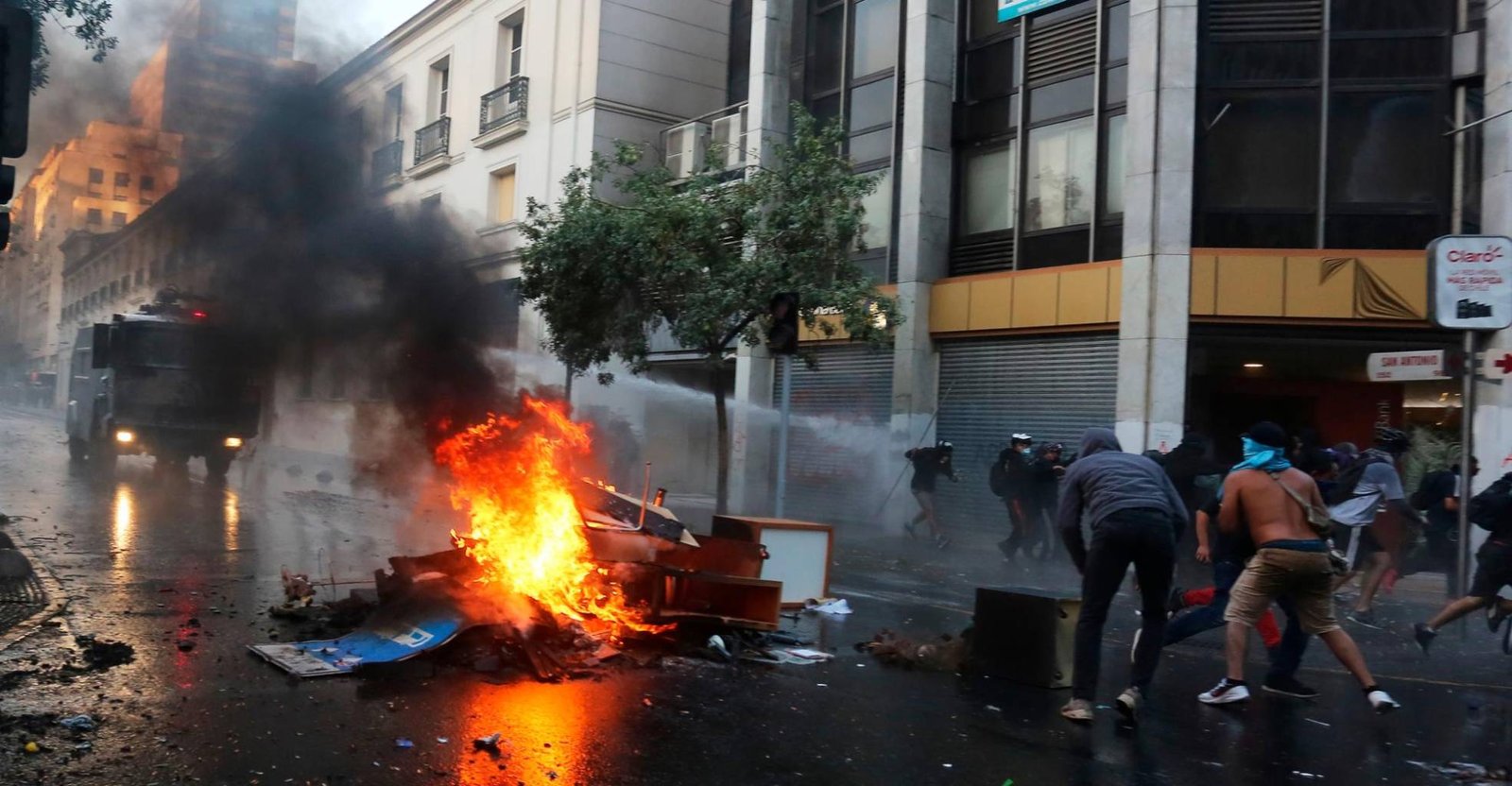 Protestas contra el Gobierno de Piñera se toman el centro de Santiago