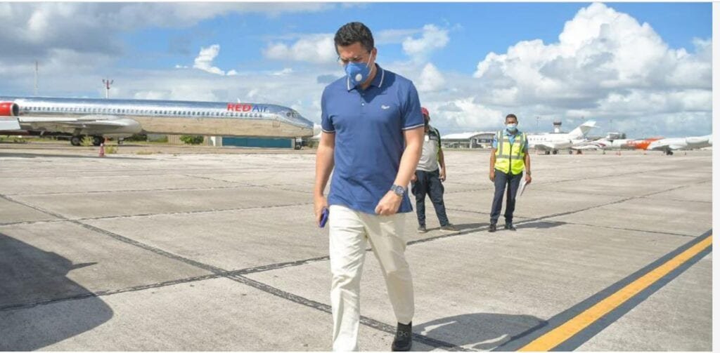 COLLADO 7 1 El Ministro de Turismo de RD supervisa cumplimiento de protocolos en el AILA