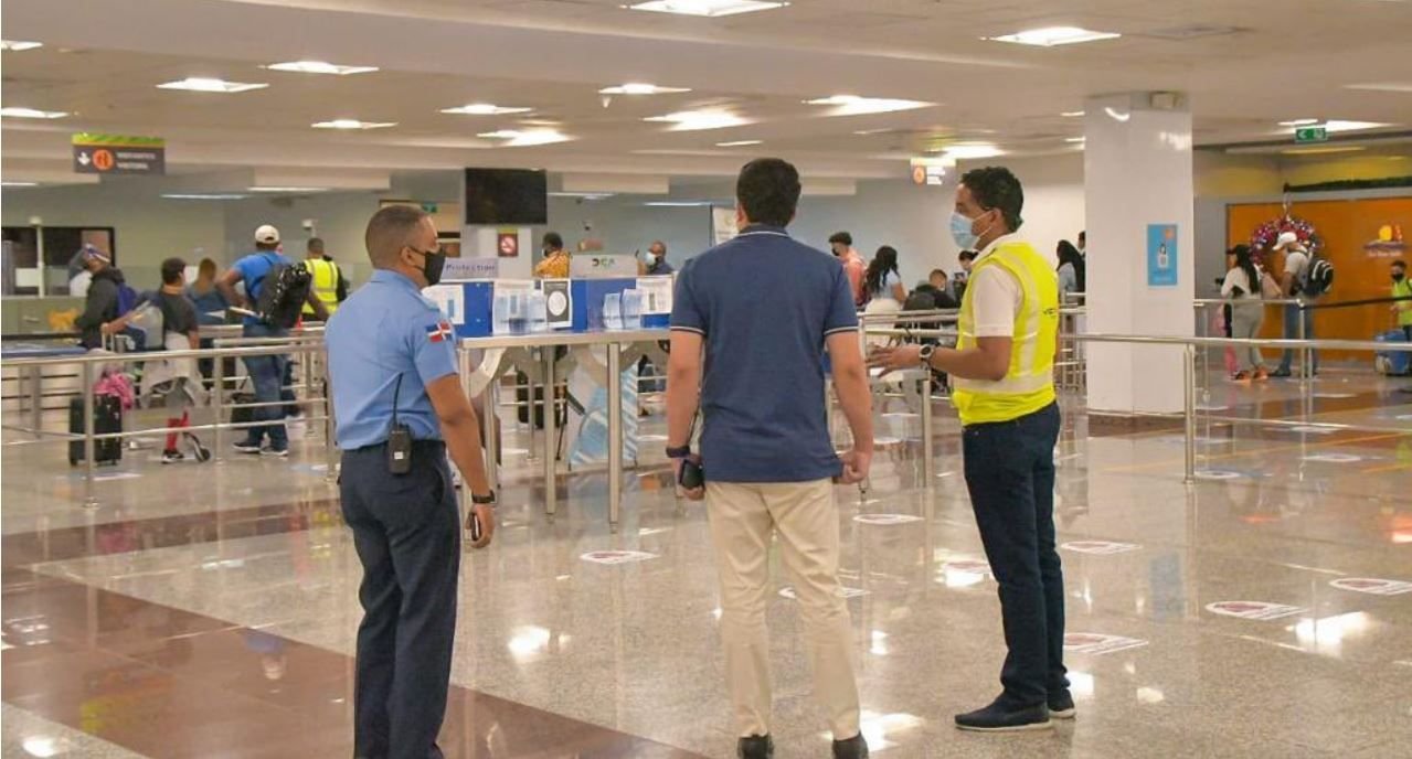 El Ministro de Turismo de RD supervisa cumplimiento de protocolos en el AILA