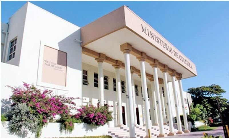 Cultura crea más premios de literatura, cine, teatro y música