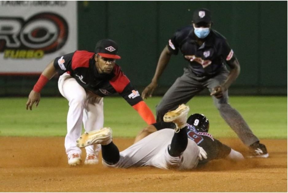 Tras 12 episodios, Gigantes derrotan a Leones en duelo de pitcheo