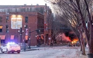 Explosión de Nashville vino de un vehículo que avisaba de bomba