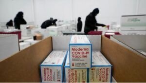 Farmacéutica Moderna inicia la distribución de la vacuna COVID-19