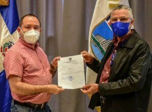 Alcalde Manuel Jímenez entrega bonos y tarjetas a regidores Santo Domingo Este