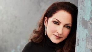 Gloria Estefan revela que contrajo la covid-19 y desarrolló síntomas leves