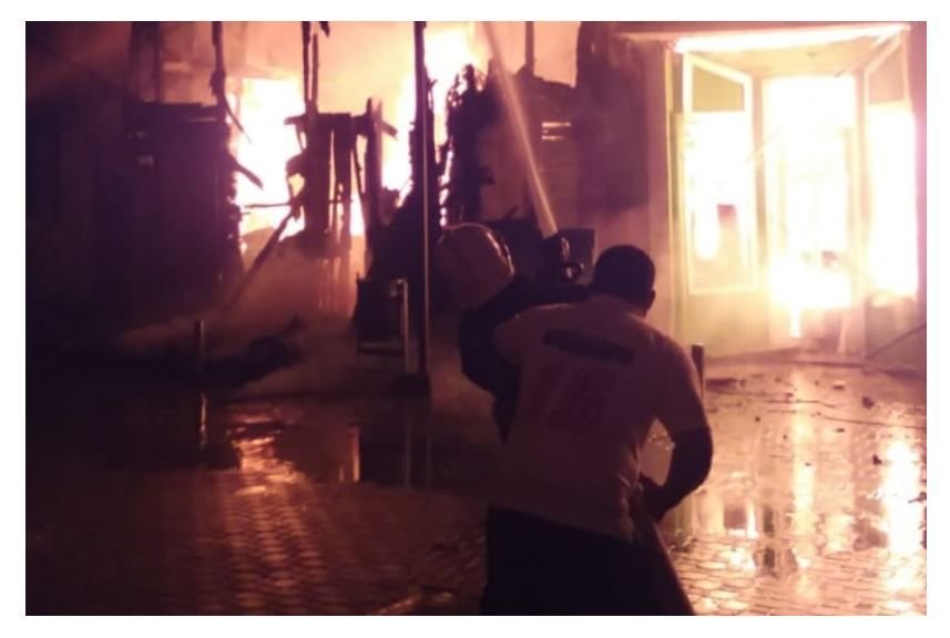 Incendio devora un famoso hotel en centro histórico de ciudad Puerto Plata