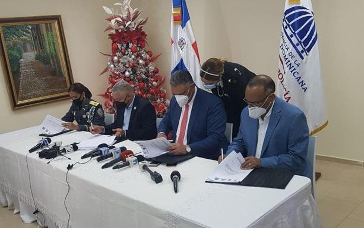 Policías no pagarán pasaje en el Metro, el Teleférico ni en la OMSA