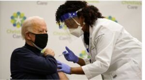 Biden se vacuna contra COVID-19 durante transmisión TV en vivo