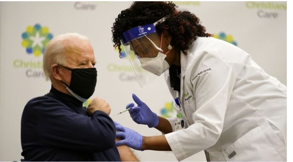 Biden se vacuna contra COVID-19 durante transmisión TV en vivo