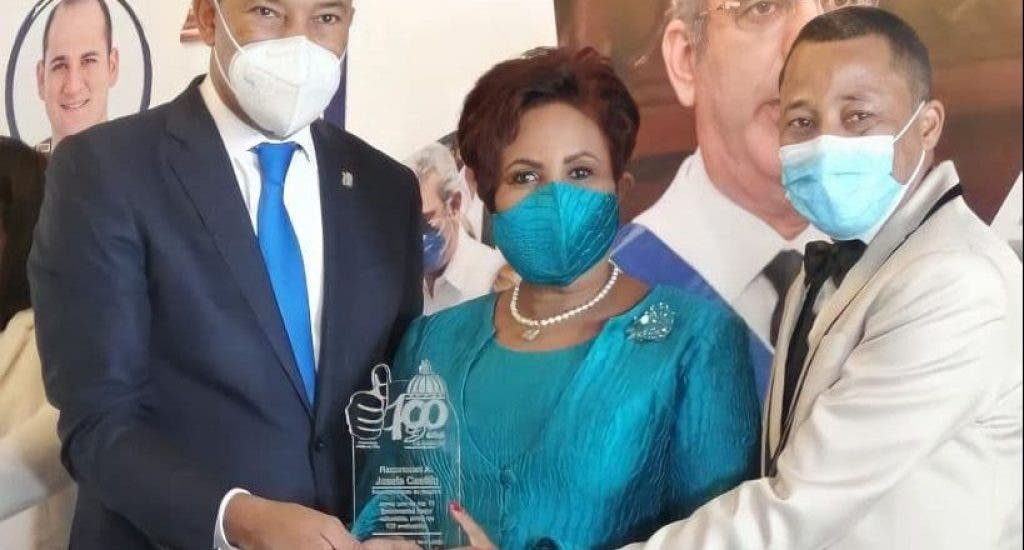 “PRM al Día” reconoce a Josefa Castillo, superintendente de Seguros 2 “PRM al Día” reconoce a Josefa Castillo, superintendente de Seguros