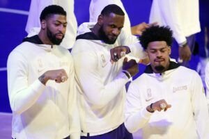 Los Lakers reciben sus anillos de campeones
