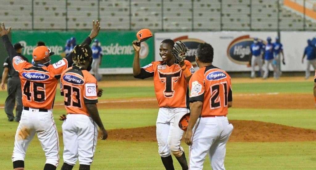 Los Toros barren al Licey en serie de dos partidos en La Romana 2 Los Toros barren al Licey en serie de dos partidos en La Romana