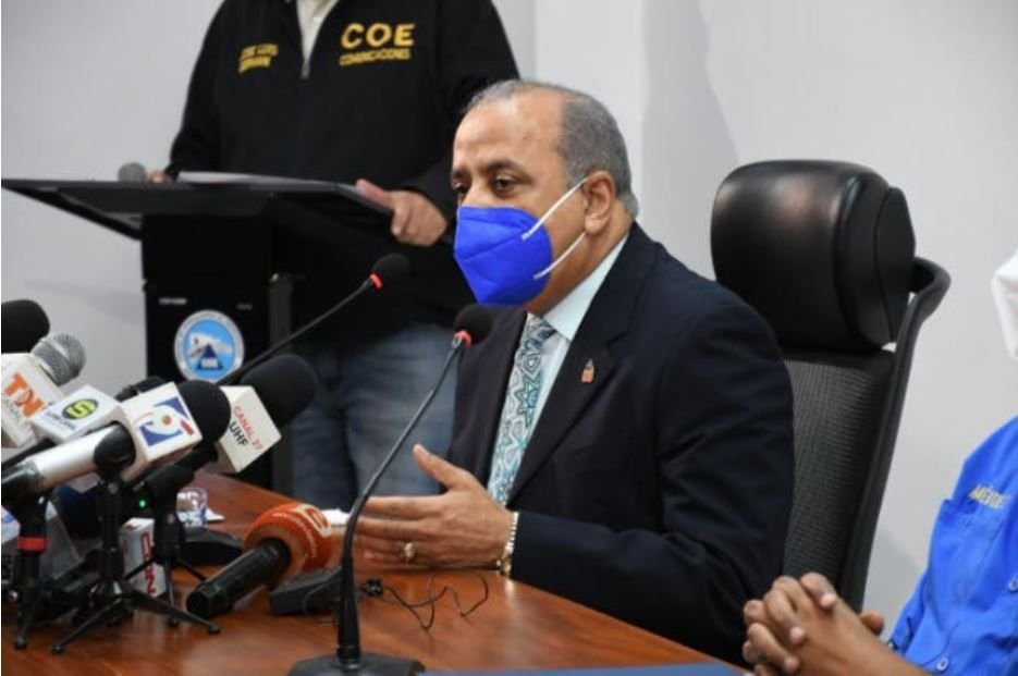 Ministro de Salud: 65% de jóvenes lleva contagios de COVID-19 a casa