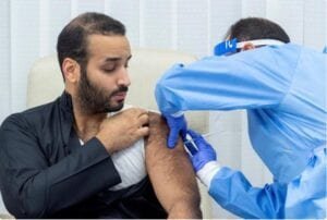 Mohamed bin Salman recibe la primera dosis contra la COVID-19 de A.Saudí