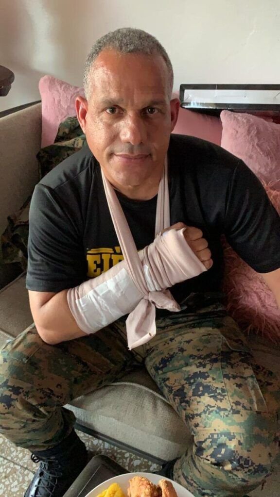 Oficial EN 00 Video | Policías agreden Oficial del Ejército en su propia casa en Los Mameyes