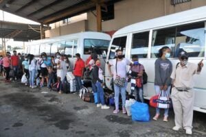 Miles de personas dejan la Capital y viajan a los pueblos