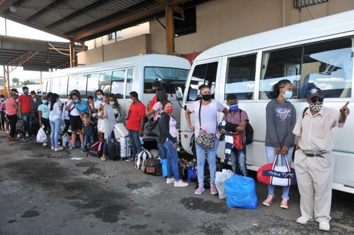 Miles de personas dejan la Capital y viajan a los pueblos