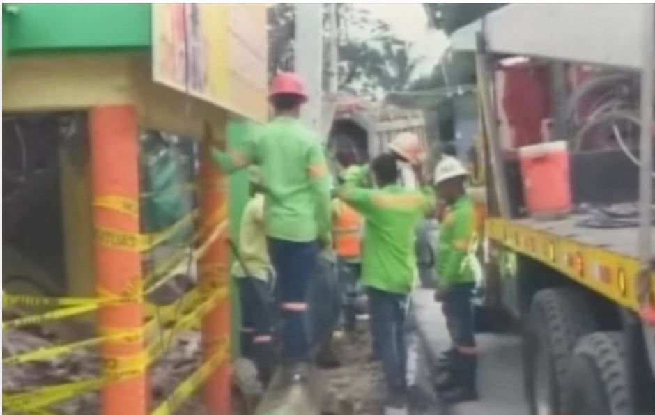 Mueren dos hermanos iban en camión impactó local comercial