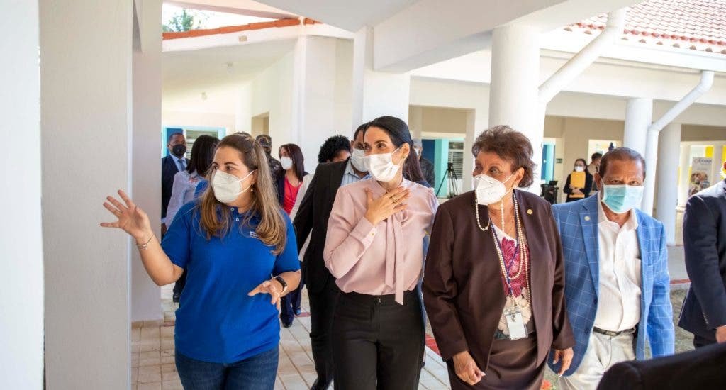 RAQUEL ALBAJE 2 Primera dama Raquel Arbaje visita Caipi La Unión, en Los Alcarrizos