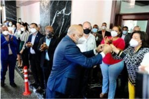 Roberto Fulcar se reintegra a Educación agradeciendo la solidaridad recibida