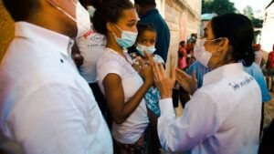 Primera dama conversa con moradores de Las Cañitas sobre sus necesidades