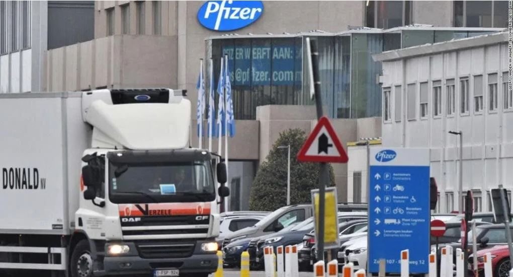 Los primeros camiones comienzan a distribuir la vacuna de Pfizer en EEUU