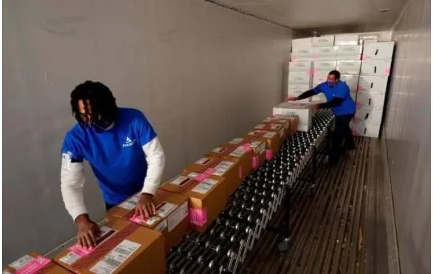 Los primeros camiones con la vacuna de Moderna salen hacia hospitales de EEUU