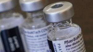 Pfizer retrasa al martes próxima entrega de vacunas en ocho países europeos