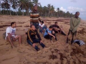 Miembros de la Armada localizan cinco cadáveres de yola que zozobró