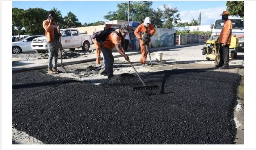 Obras Pública inicia asfaltado calles Boca Chica, La Caleta y Andrés