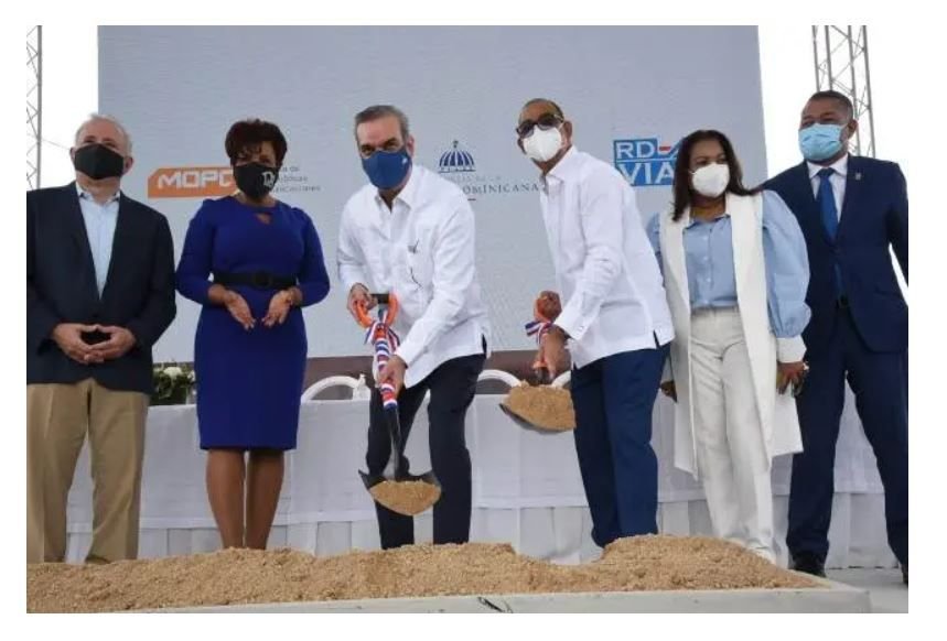 Presidente Abinader inaugura  hospital en Boca Chica e inicia construcción elevado