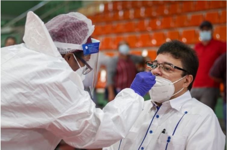 El Mnistro Francisco Camacho encabeza jornada de pruebas contra COVID-19