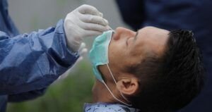 Repuntan casos diarios COVID-19 en RD; reportan 1,322 y dos muertes