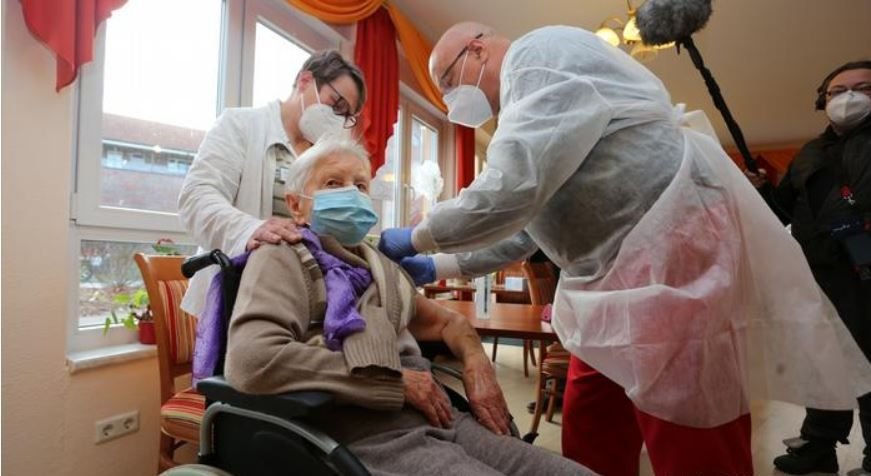 Inicia campaña de vacunación en Europa contra el COVID-19