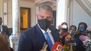 Ministro Interior y Policía no liberará horario venta de alcohol, como se hacía antes