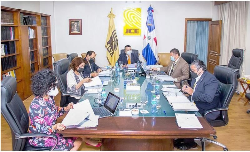 La JCE suspende a funcionarios en el exterior e instruye auditar fondos