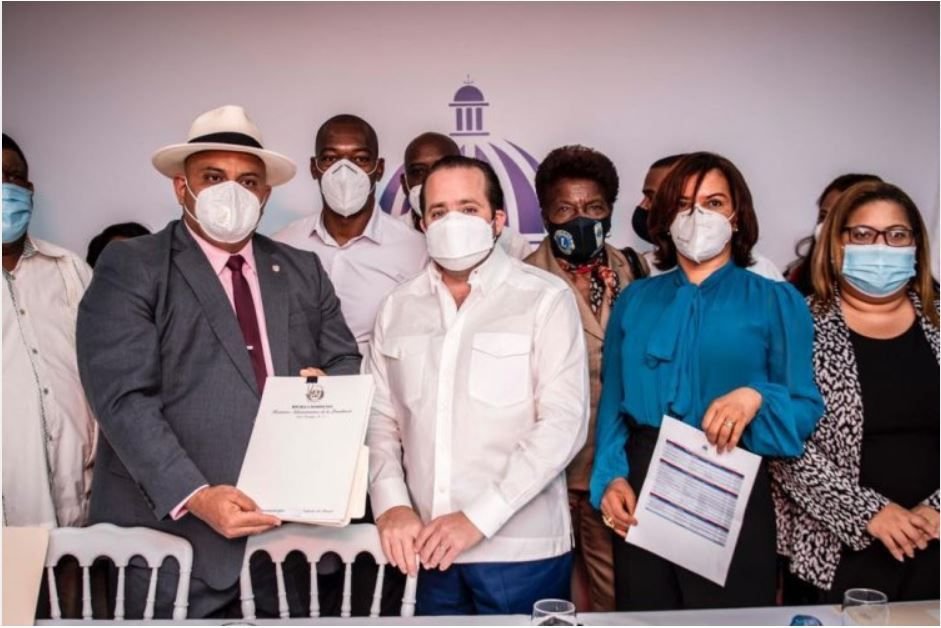 Gobierno entrega RD$128 millones para obras Monte Plata, Hato Mayor y Azua