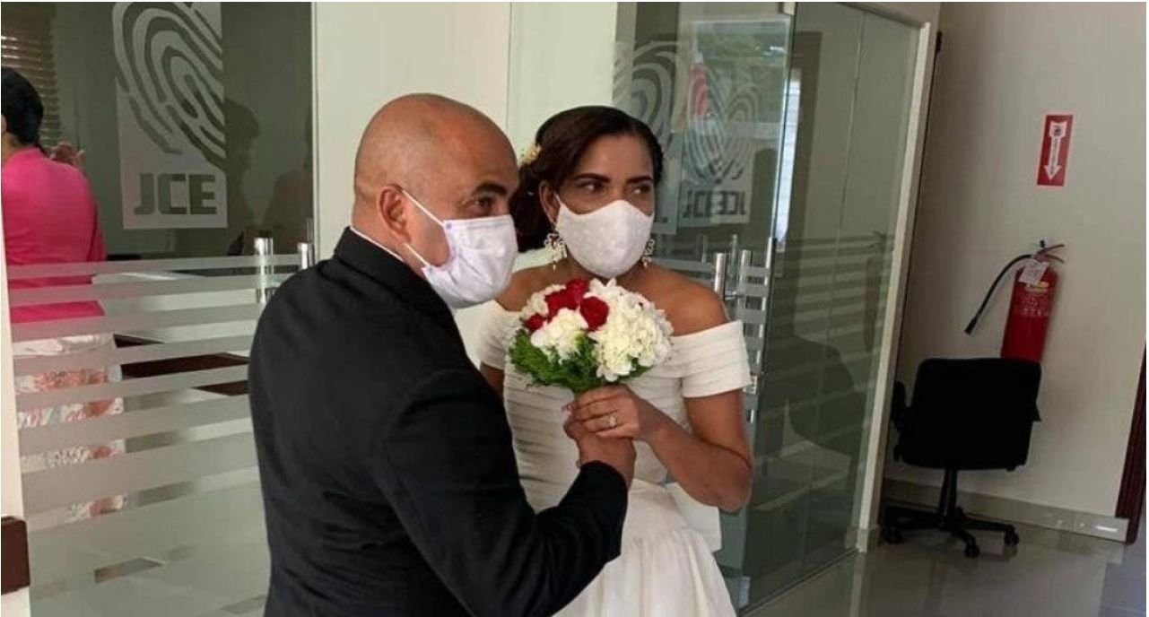 Mujer contrae matrimonio bajo custodia policial tras recibir amenaza de su exesposo