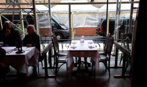 Nueva York prohíbe consumo en el interior de bares y restaurantes ante aumento de covid