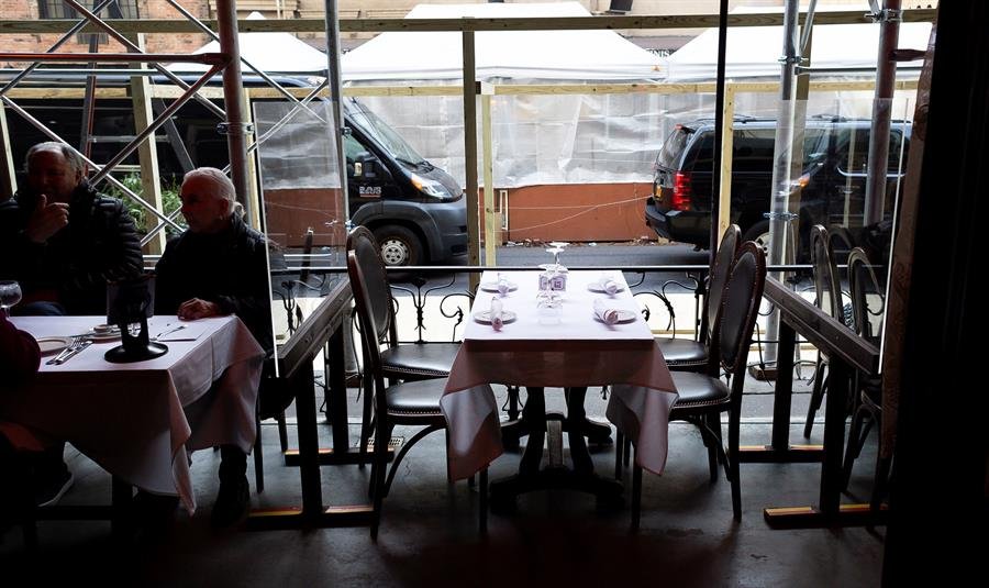Nueva York prohíbe consumo en el interior de bares y restaurantes ante aumento de covid