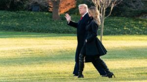 Trump regresa antes a Washington y no irá a su tradicional gala en Mar-a-Lago