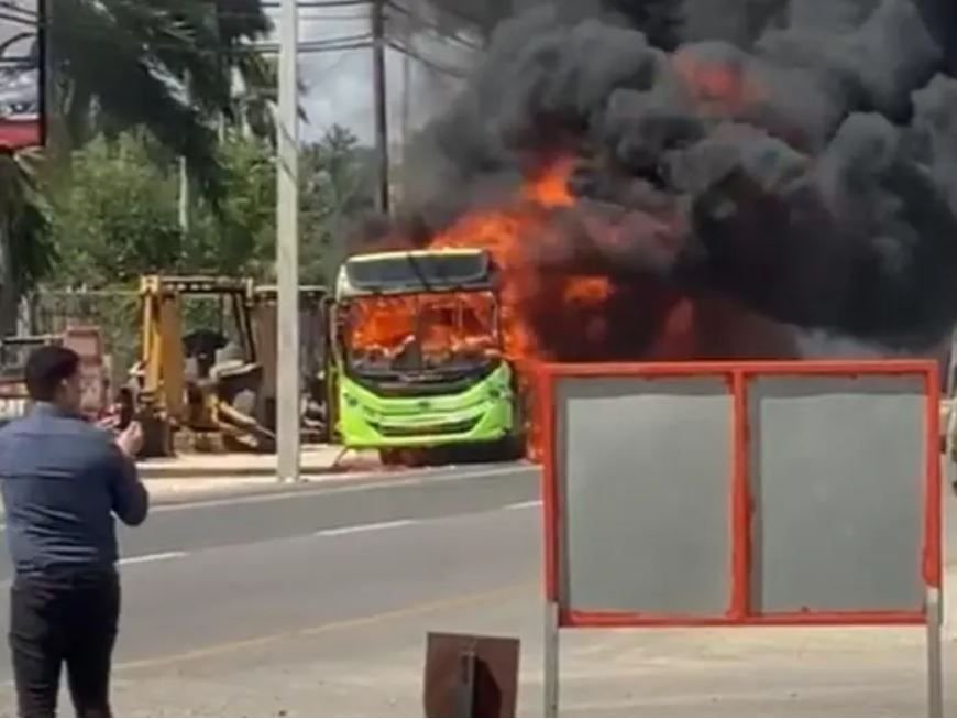 Se incendia autobús de la Omsa en Santiago; ocupantes salieron ilesos