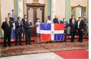 Luis Abinader entrega Bandera Nacional a las Águilas; exhorta traer la corona