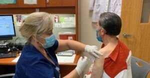 Amable Aristy Castro se vacuna contra el Covid-19